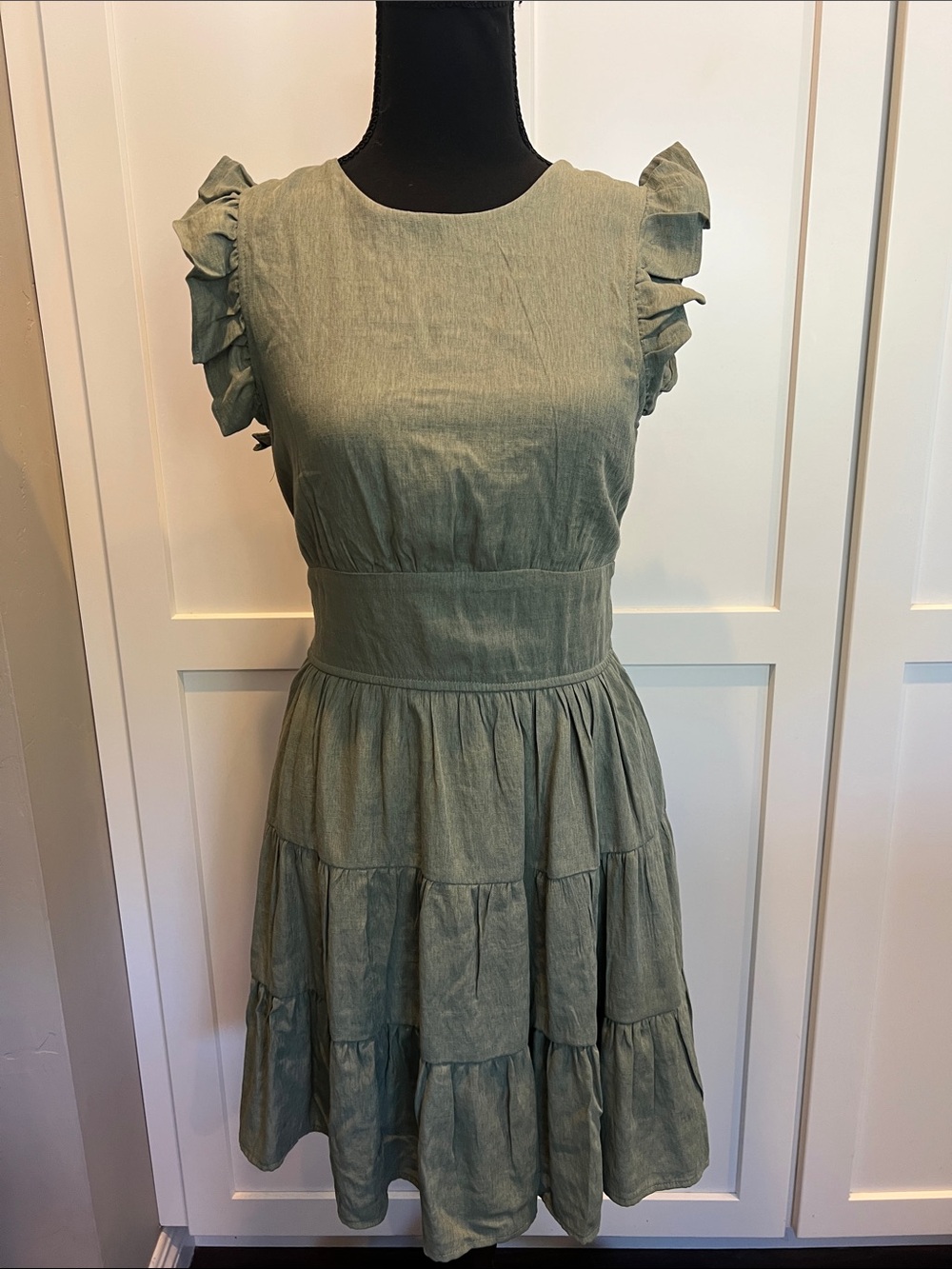 NWT Francesca’s Mi Ami Olive Green Ruffle Sleeve Smocked Tiered Boho Dress Small
